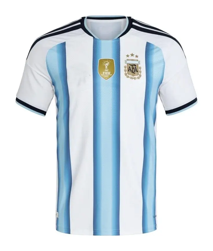 Camiseta oficial de la selección de fútbol de Argentina para el mundial 2026 de franjas celestes y blancas con el escudo de tres estrellas y parche de campeón central, personalizable con nombre y número