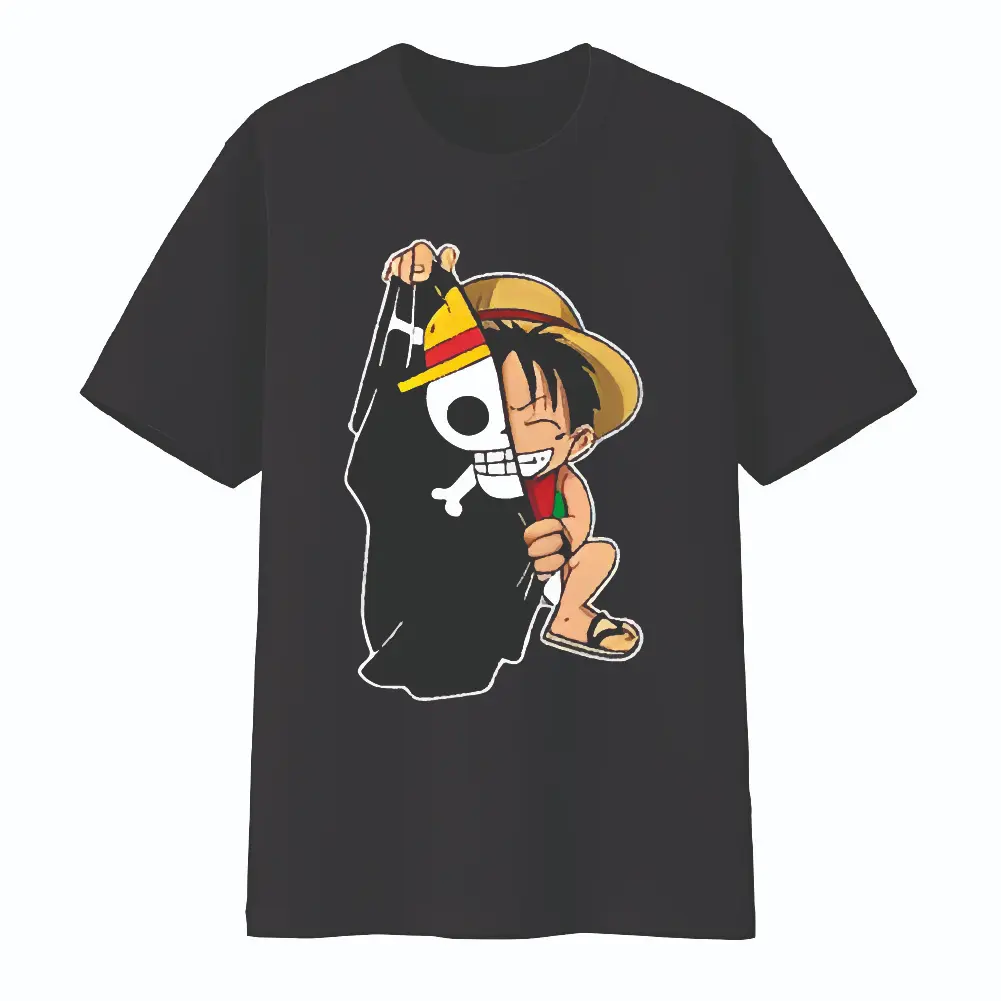 Camiseta negra de manga corta con estampado del personaje Luffy de One Piece escondido detrás de una bandera pirata de calavera.