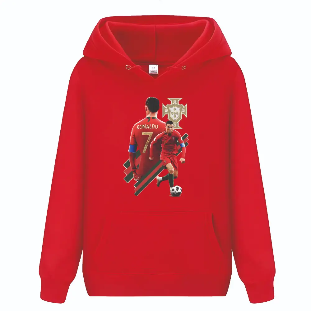 Buzo negro con capota y estampado de Cristiano Ronaldo con el uniforme de Portugal.