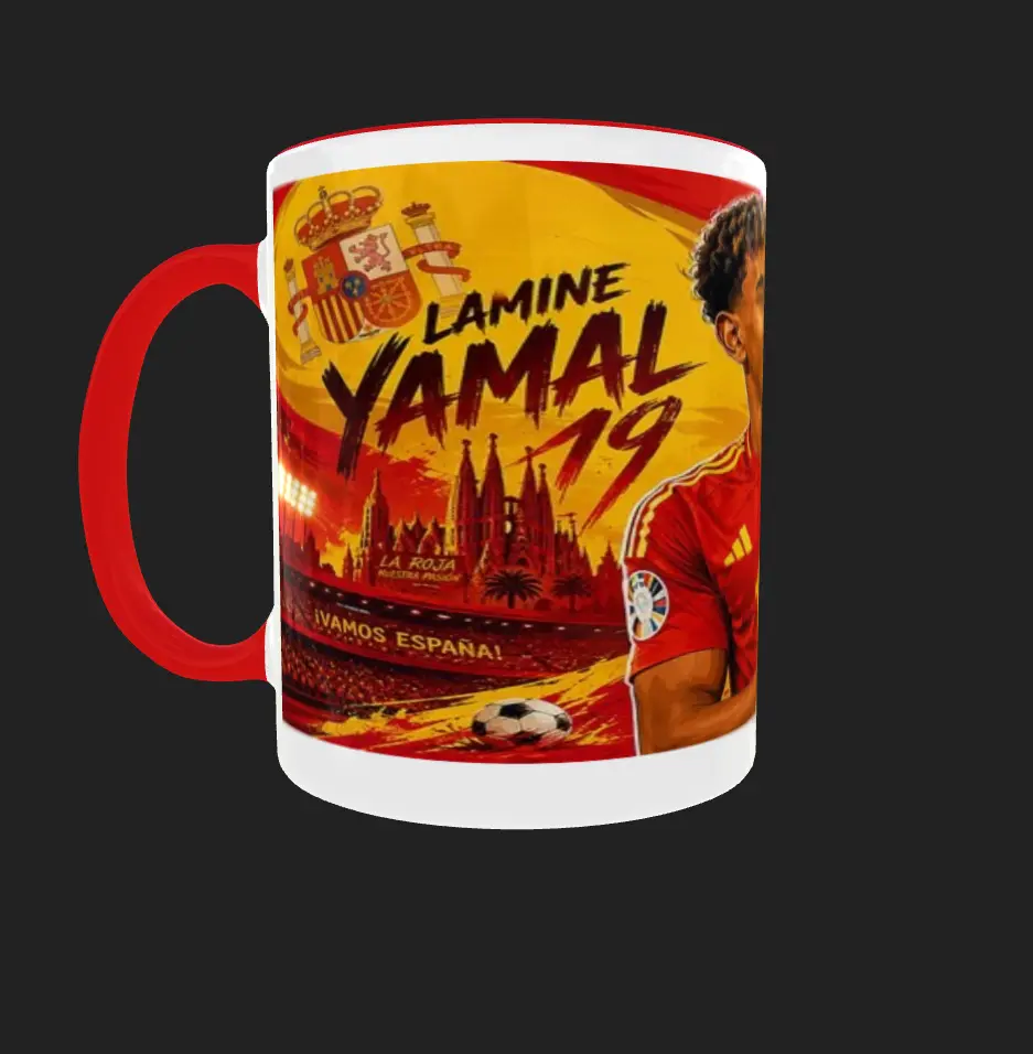 Vista frontal de un mug blanco con diseño ilustrado del futbolista Lamine Yamal con la camiseta de España para el Mundial 2026.