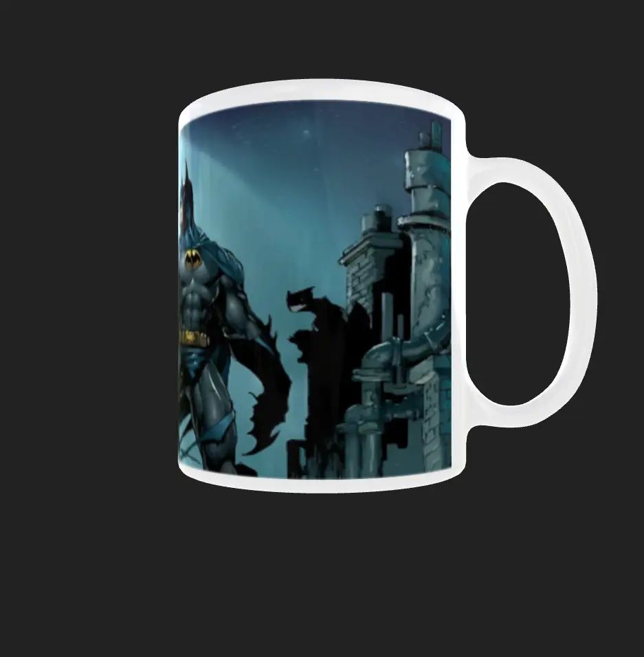 Mug blanco de cerámica estampado con ilustración clásica de Batman estilo cómic.
