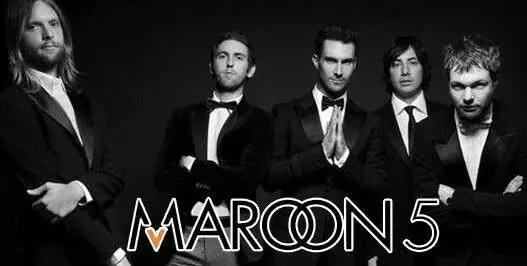 Fotografía panorámica en blanco y negro de los integrantes de Maroon 5 vistiendo traje formal con el logo de la banda.