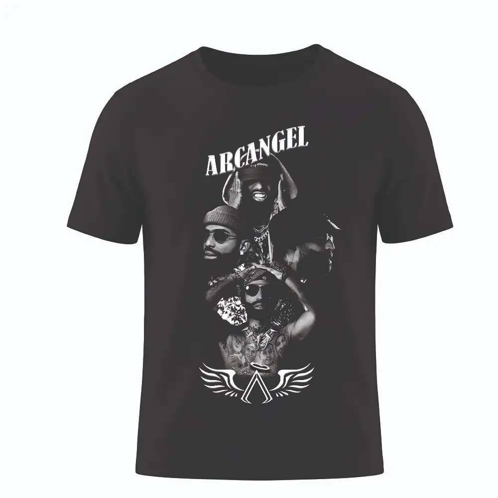 Camiseta negra unisex para hombre y mujer con estampado frontal en blanco y negro de un collage de fotos de Arcángel y su logo de alas.