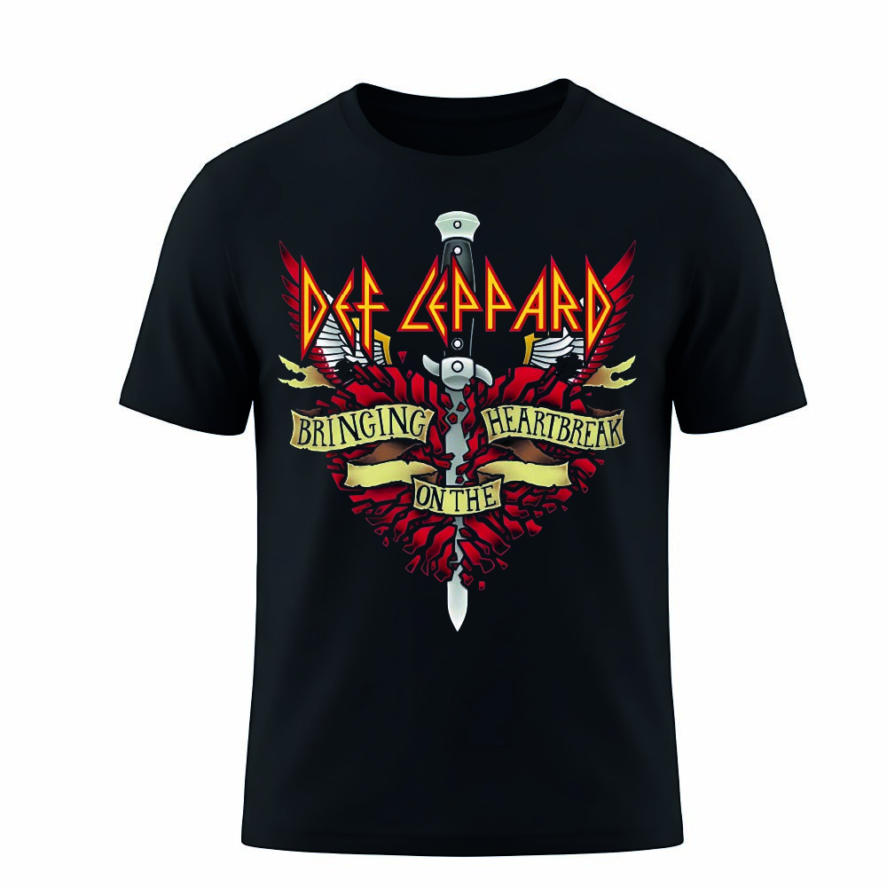 Camiseta negra de manga corta con estampado frontal de la banda Def Leppard, mostrando un corazón rojo agrietado atravesado por una navaja y el texto Bringing On The Heartbreak.