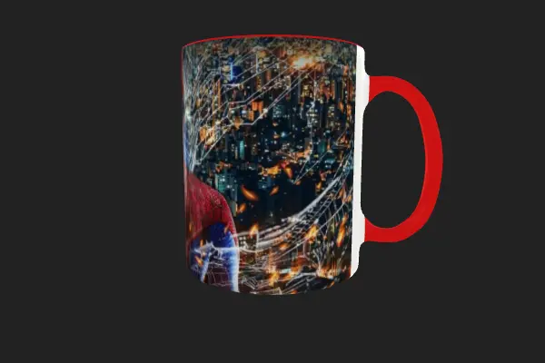 Vista del costado derecho del mug de Spider-Man mostrando la vista nocturna de la ciudad y el asa roja.
