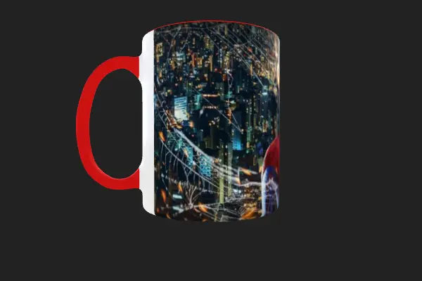 Vista del costado izquierdo del mug de Spider-Man con estampado de telarañas y luces urbanas.
