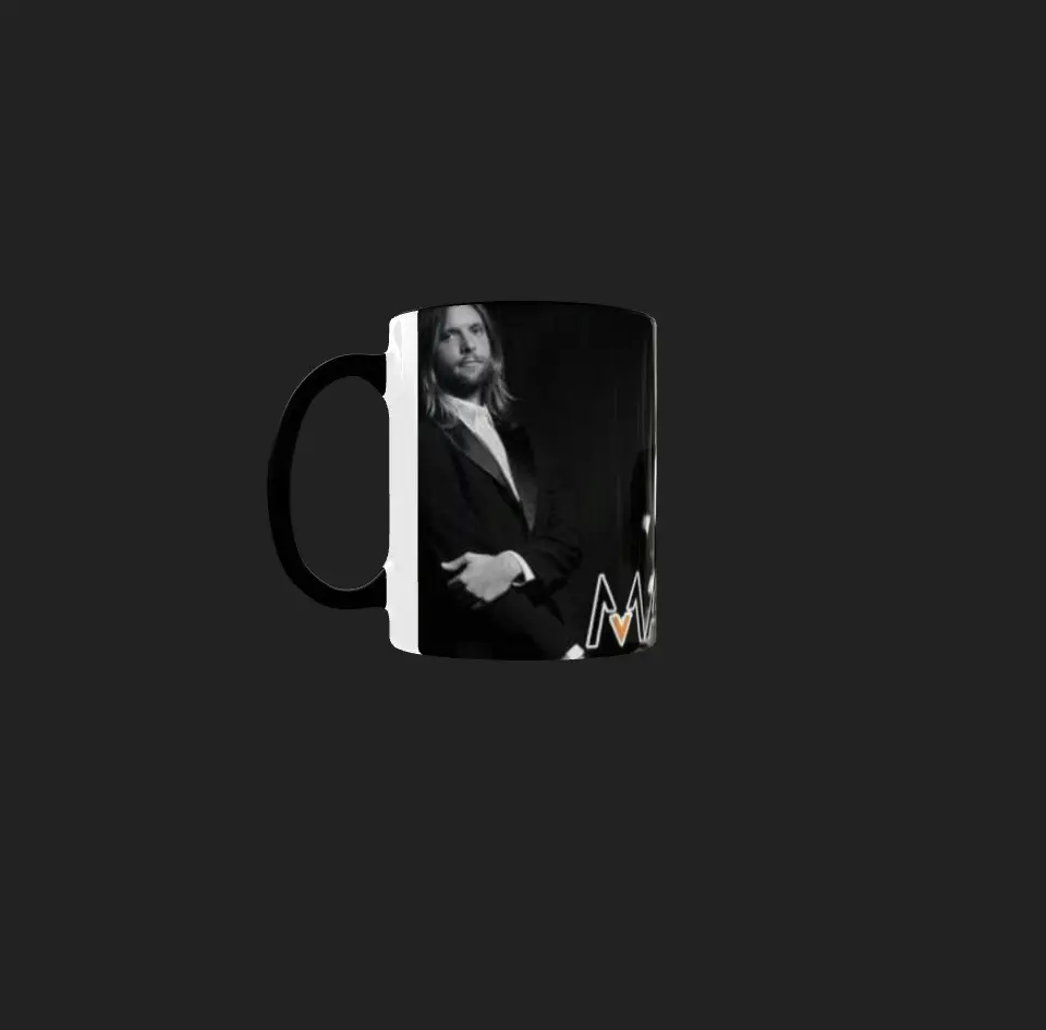 Fotografía panorámica en blanco y negro de los integrantes de Maroon 5 vistiendo traje formal con el logo de la banda.