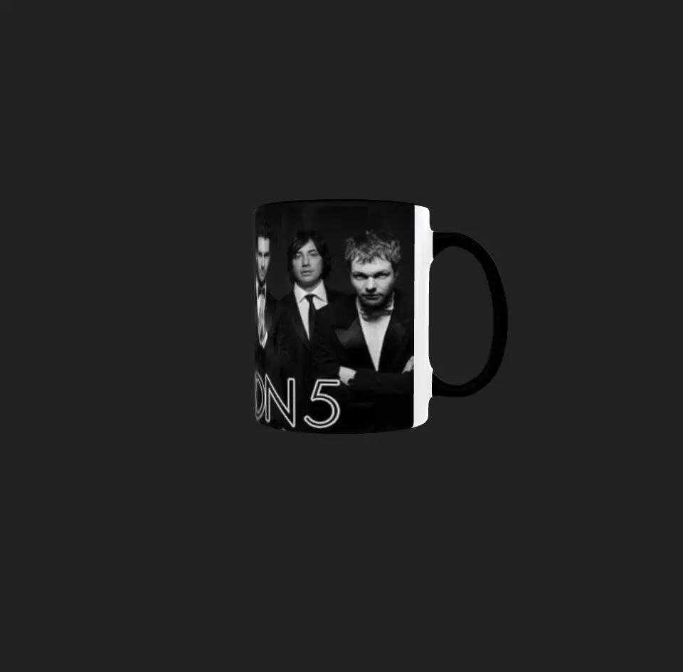 Fotografía panorámica en blanco y negro de los integrantes de Maroon 5 vistiendo traje formal con el logo de la banda.