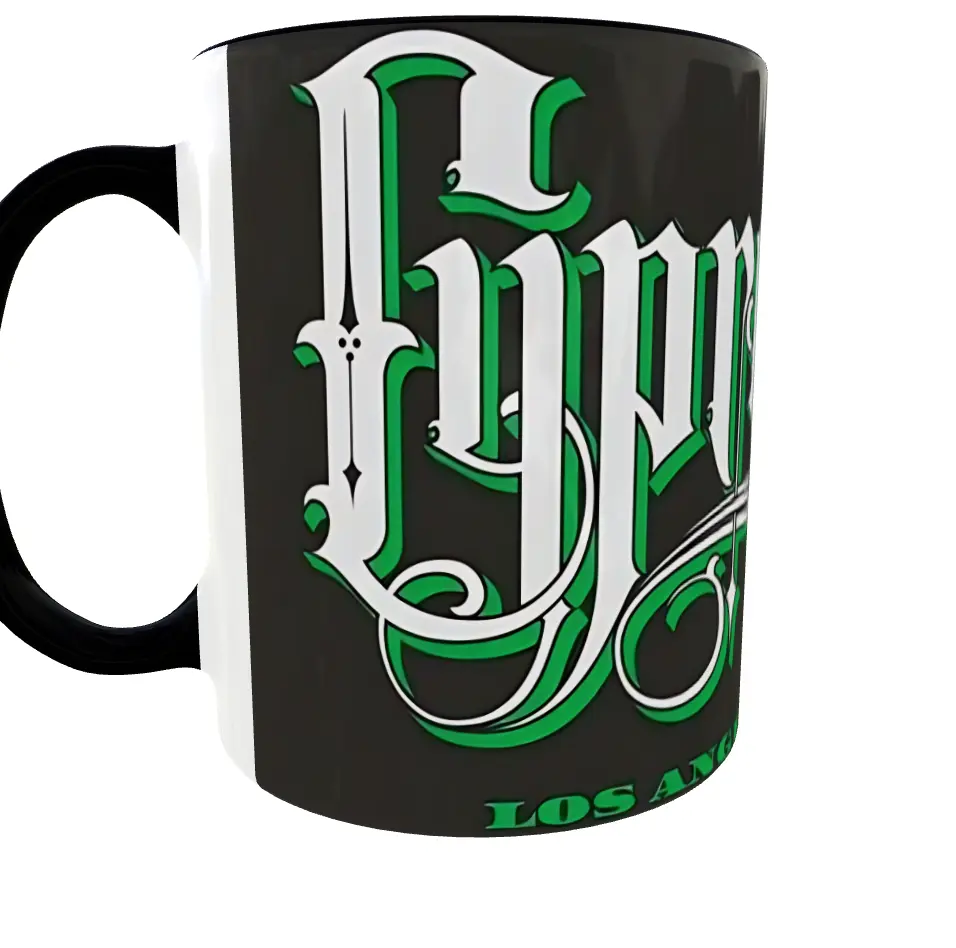 Pocillo de cerámica negro de Cypress Hill impreso con el logo verde y blanco de la banda.